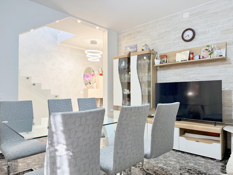 Scopri questa affascinante bifamiliare situata nel cuore di Chiesanuova, una delle zone più ricer...