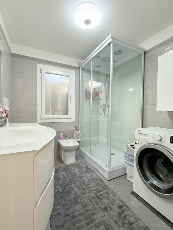 Scopri questa affascinante bifamiliare situata nel cuore di Chiesanuova, una delle zone più ricer...