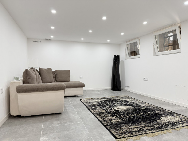 Scopri questa affascinante bifamiliare situata nel cuore di Chiesanuova, una delle zone più ricer...