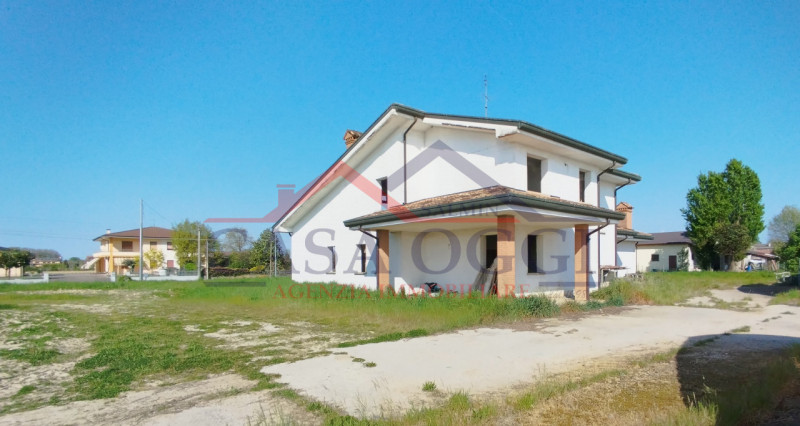 Proponiamo in vendita ampia villa singola con giardino di circa 3000 MQ posta in Via Mameli ad Al...