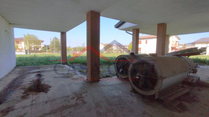 Proponiamo in vendita ampia villa singola con giardino di circa 3000 MQ posta in Via Mameli ad Al...