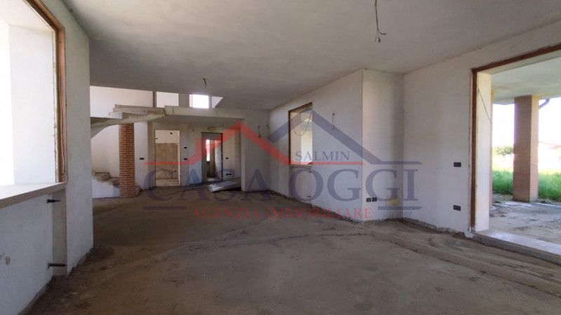 Proponiamo in vendita ampia villa singola con giardino di circa 3000 MQ posta in Via Mameli ad Al...