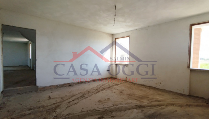 Proponiamo in vendita ampia villa singola con giardino di circa 3000 MQ posta in Via Mameli ad Al...