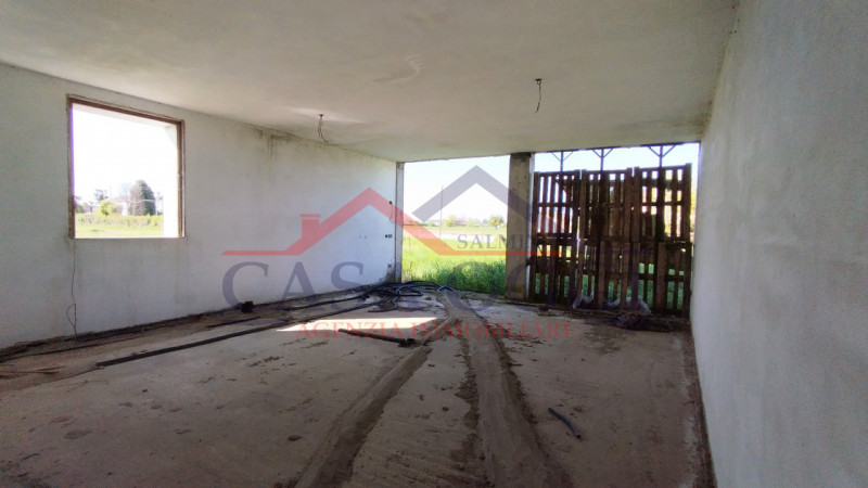 Proponiamo in vendita ampia villa singola con giardino di circa 3000 MQ posta in Via Mameli ad Al...