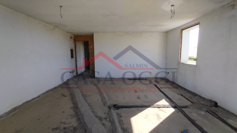 Proponiamo in vendita ampia villa singola con giardino di circa 3000 MQ posta in Via Mameli ad Al...