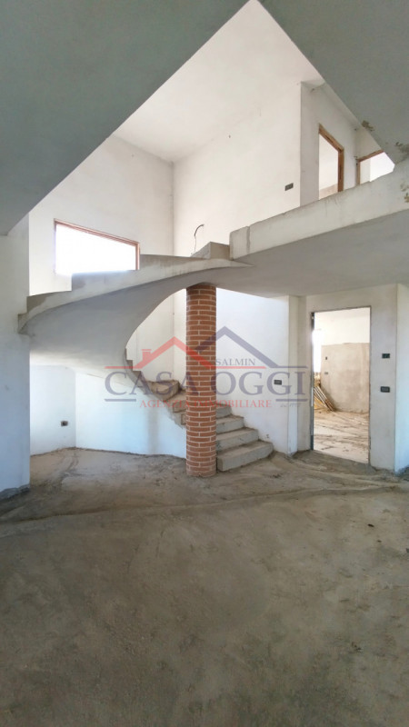 Proponiamo in vendita ampia villa singola con giardino di circa 3000 MQ posta in Via Mameli ad Al...