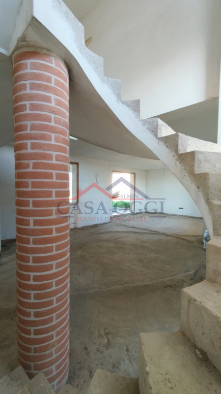 Proponiamo in vendita ampia villa singola con giardino di circa 3000 MQ posta in Via Mameli ad Al...