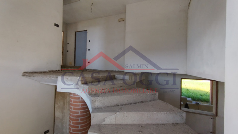 Proponiamo in vendita ampia villa singola con giardino di circa 3000 MQ posta in Via Mameli ad Al...