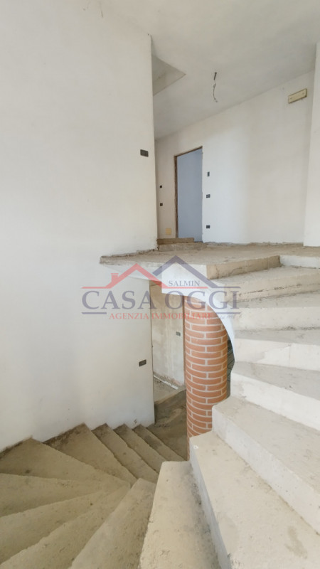 Proponiamo in vendita ampia villa singola con giardino di circa 3000 MQ posta in Via Mameli ad Al...