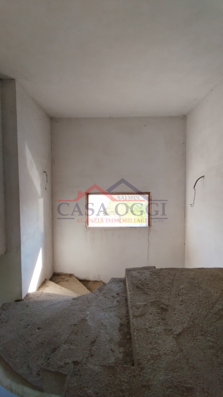 Proponiamo in vendita ampia villa singola con giardino di circa 3000 MQ posta in Via Mameli ad Al...