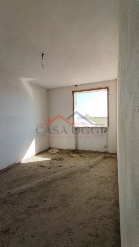 Proponiamo in vendita ampia villa singola con giardino di circa 3000 MQ posta in Via Mameli ad Al...