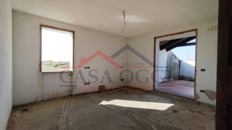 Proponiamo in vendita ampia villa singola con giardino di circa 3000 MQ posta in Via Mameli ad Al...