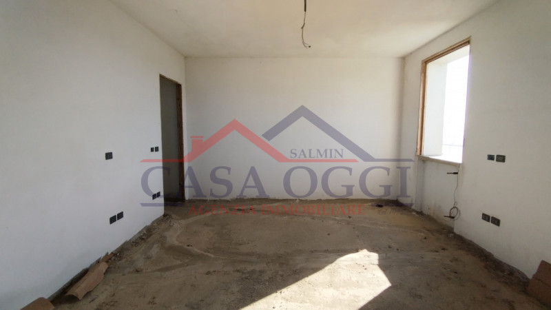 Proponiamo in vendita ampia villa singola con giardino di circa 3000 MQ posta in Via Mameli ad Al...