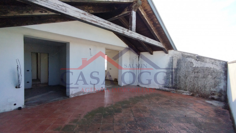 Proponiamo in vendita ampia villa singola con giardino di circa 3000 MQ posta in Via Mameli ad Al...