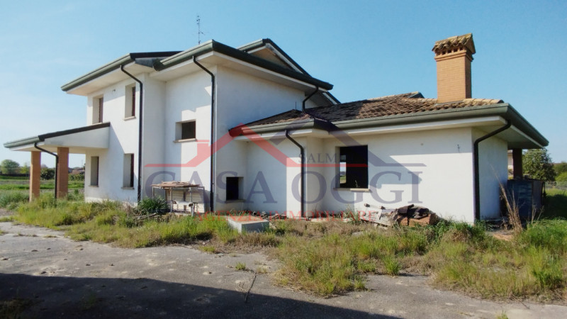 Proponiamo in vendita ampia villa singola con giardino di circa 3000 MQ posta in Via Mameli ad Al...