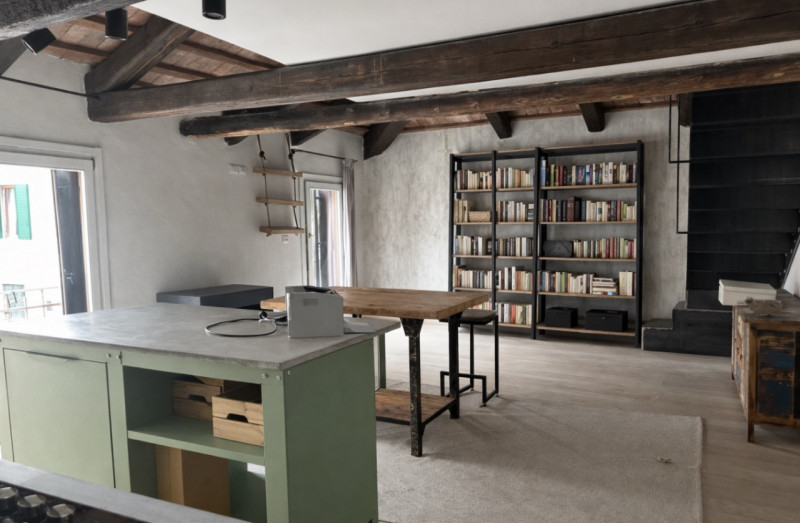 Centro storico, via tadi. Vicino alle piazze. Canone Euro 1.200 non trattabili. Spese condominial...