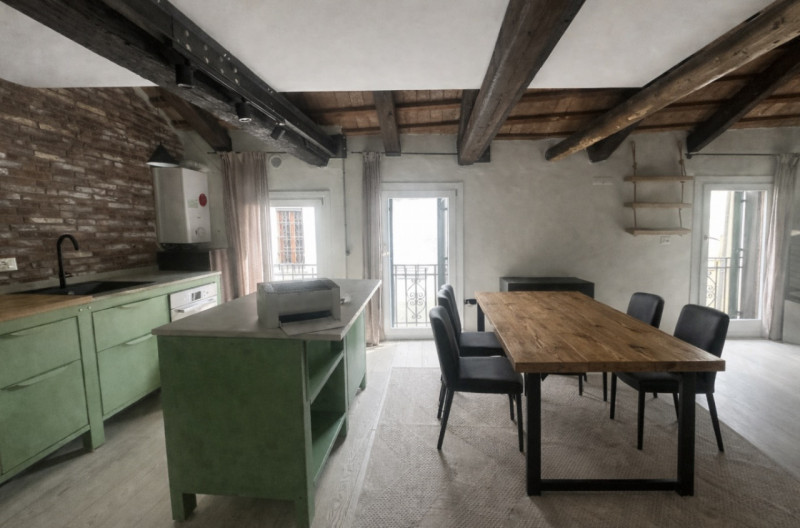 Centro storico, via tadi. Vicino alle piazze. Canone Euro 1.200 non trattabili. Spese condominial...