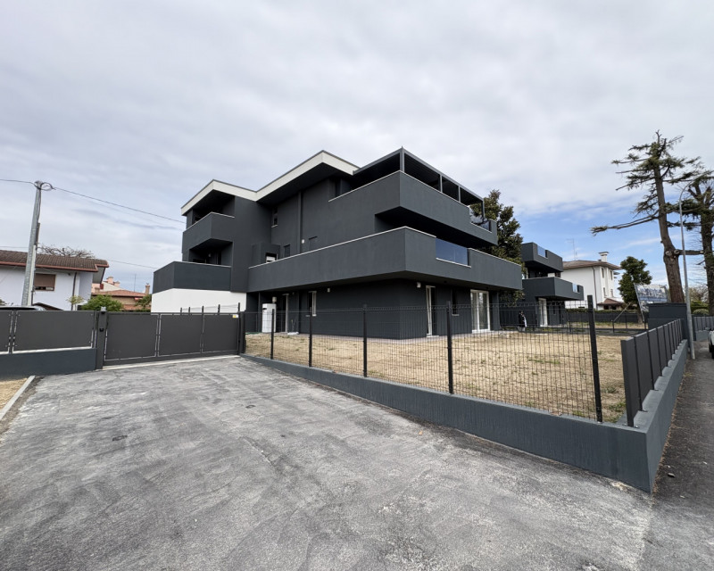 Proponiamo nel pieno centro di Stra un elegante attico al secondo piano, servito da ascensore, in...