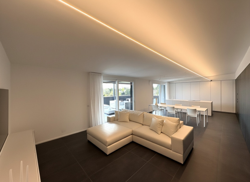 Proponiamo nel pieno centro di Stra un elegante attico al secondo piano, servito da ascensore, in...