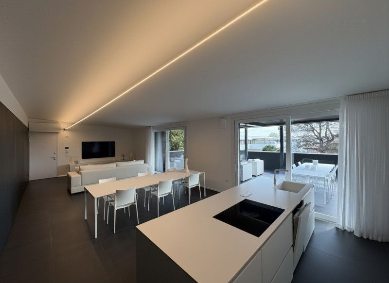 Proponiamo nel pieno centro di Stra un elegante attico al secondo piano, servito da ascensore, in...