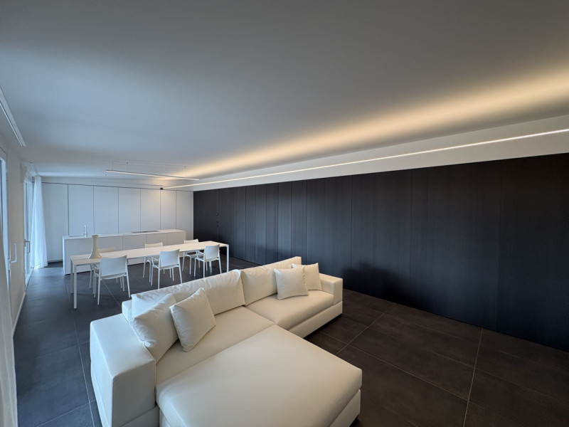 Proponiamo nel pieno centro di Stra un elegante attico al secondo piano, servito da ascensore, in...