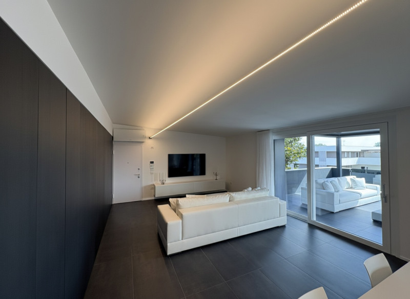 Proponiamo nel pieno centro di Stra un elegante attico al secondo piano, servito da ascensore, in...