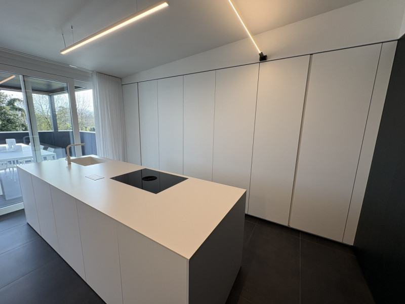 Proponiamo nel pieno centro di Stra un elegante attico al secondo piano, servito da ascensore, in...