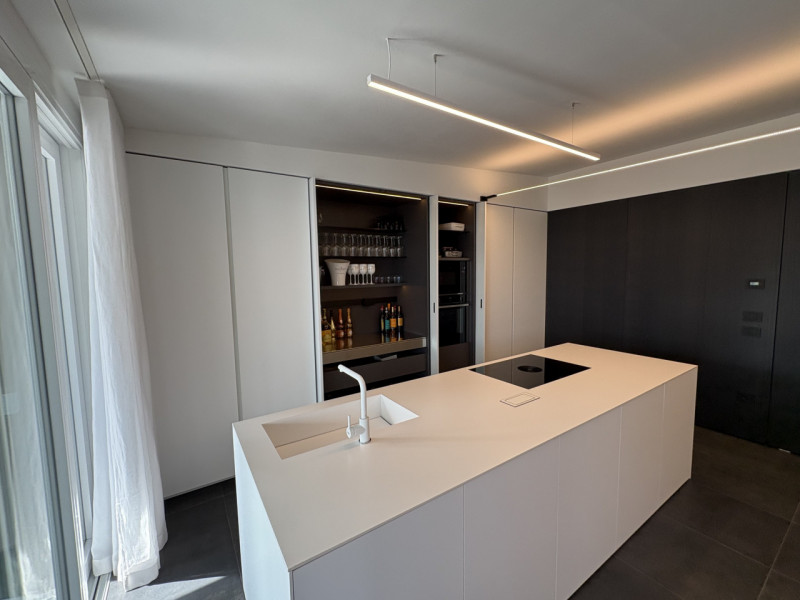 Proponiamo nel pieno centro di Stra un elegante attico al secondo piano, servito da ascensore, in...