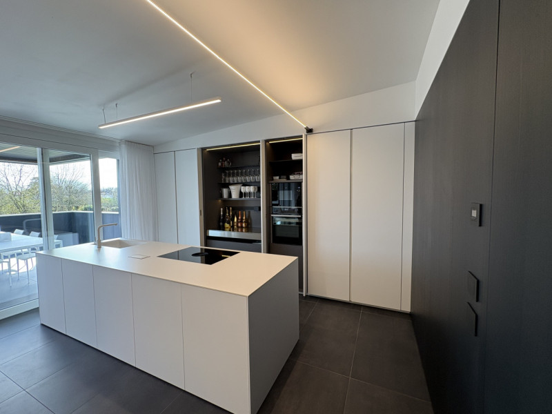 Proponiamo nel pieno centro di Stra un elegante attico al secondo piano, servito da ascensore, in...