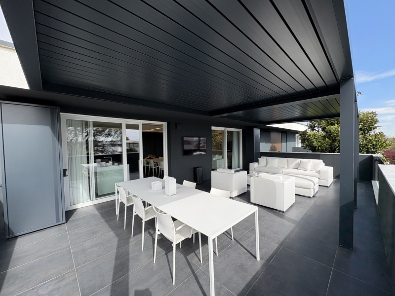 Proponiamo nel pieno centro di Stra un elegante attico al secondo piano, servito da ascensore, in...