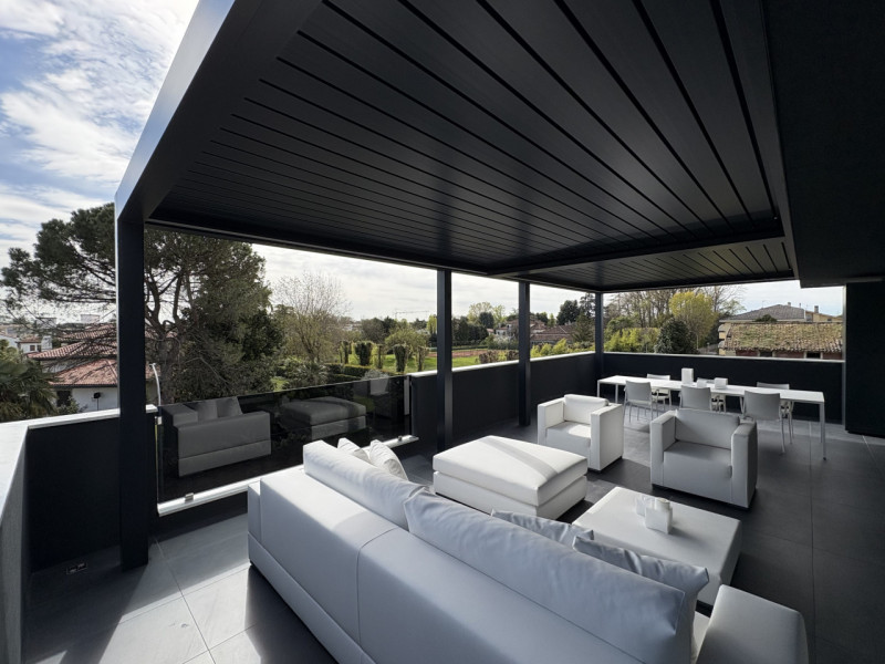 Proponiamo nel pieno centro di Stra un elegante attico al secondo piano, servito da ascensore, in...