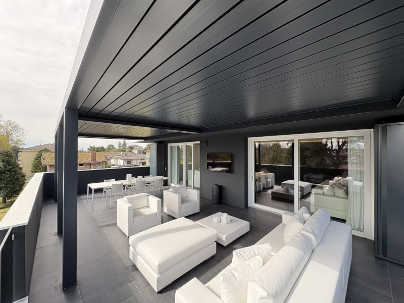 Proponiamo nel pieno centro di Stra un elegante attico al secondo piano, servito da ascensore, in...