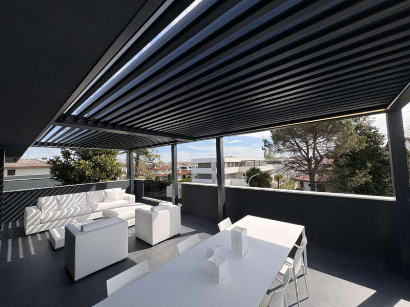 Proponiamo nel pieno centro di Stra un elegante attico al secondo piano, servito da ascensore, in...