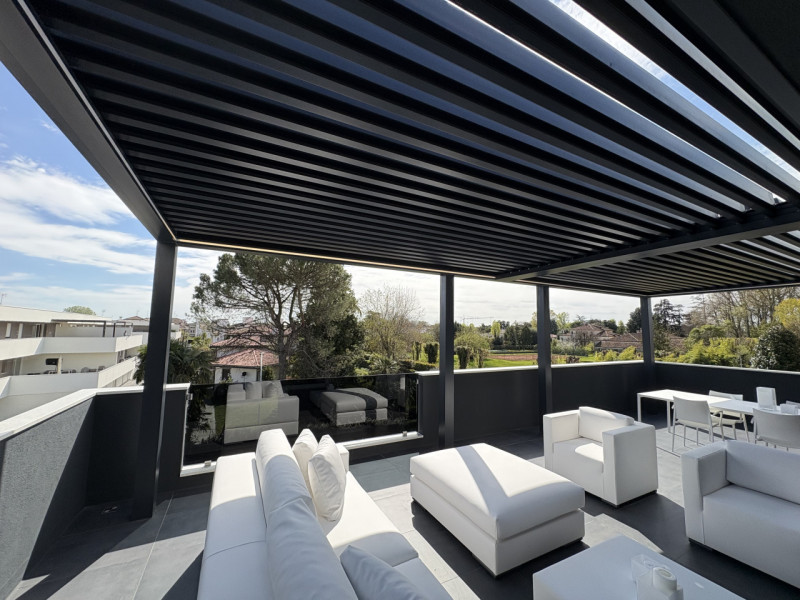 Proponiamo nel pieno centro di Stra un elegante attico al secondo piano, servito da ascensore, in...