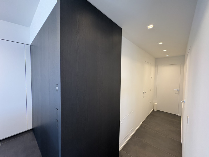 Proponiamo nel pieno centro di Stra un elegante attico al secondo piano, servito da ascensore, in...