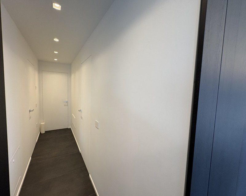 Proponiamo nel pieno centro di Stra un elegante attico al secondo piano, servito da ascensore, in...