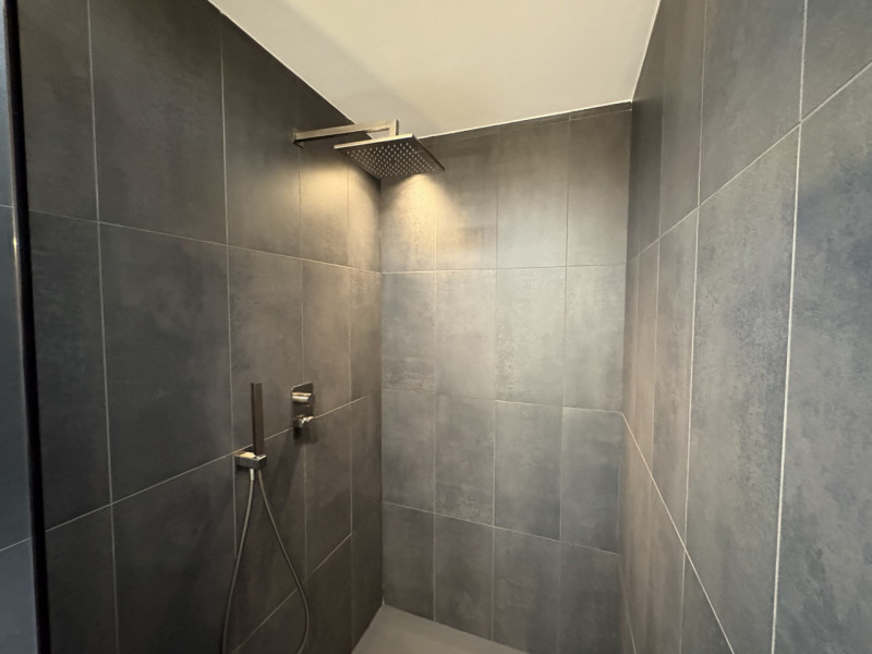 Proponiamo nel pieno centro di Stra un elegante attico al secondo piano, servito da ascensore, in...