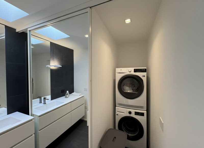 Proponiamo nel pieno centro di Stra un elegante attico al secondo piano, servito da ascensore, in...