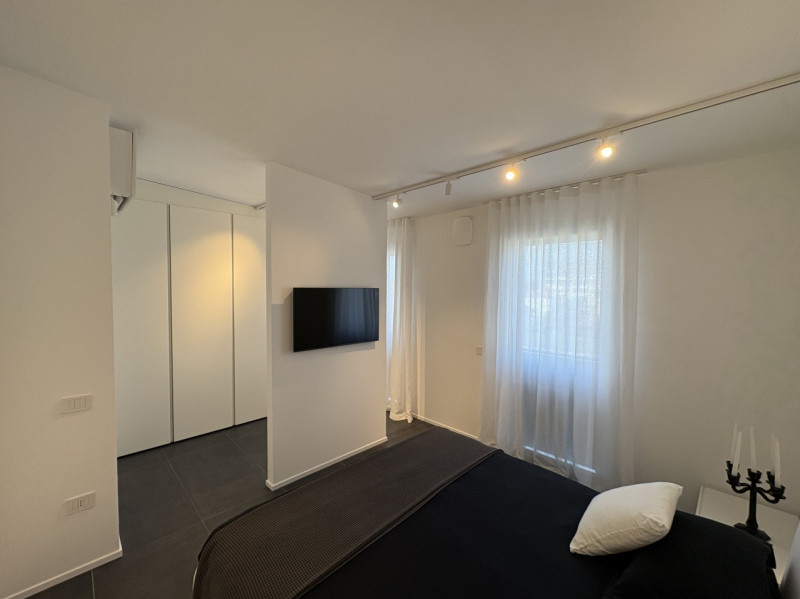 Proponiamo nel pieno centro di Stra un elegante attico al secondo piano, servito da ascensore, in...