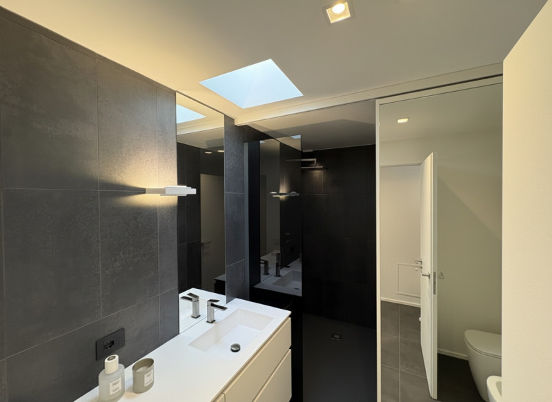 Proponiamo nel pieno centro di Stra un elegante attico al secondo piano, servito da ascensore, in...