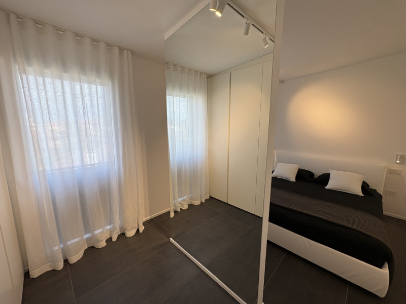 Proponiamo nel pieno centro di Stra un elegante attico al secondo piano, servito da ascensore, in...