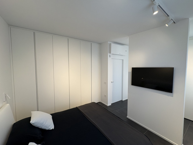 Proponiamo nel pieno centro di Stra un elegante attico al secondo piano, servito da ascensore, in...