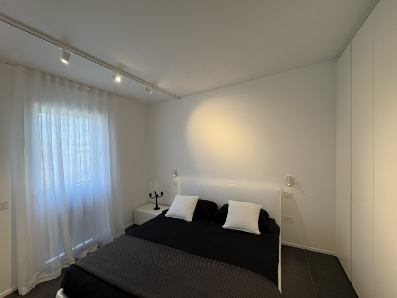 Proponiamo nel pieno centro di Stra un elegante attico al secondo piano, servito da ascensore, in...