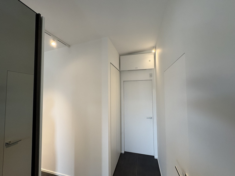 Proponiamo nel pieno centro di Stra un elegante attico al secondo piano, servito da ascensore, in...