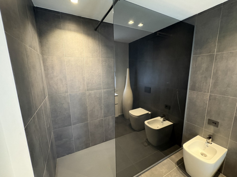 Proponiamo nel pieno centro di Stra un elegante attico al secondo piano, servito da ascensore, in...