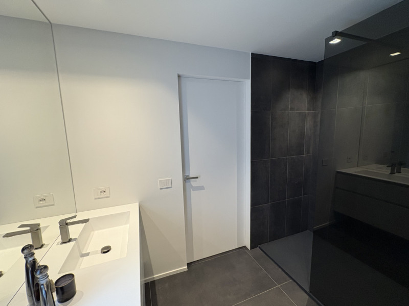 Proponiamo nel pieno centro di Stra un elegante attico al secondo piano, servito da ascensore, in...