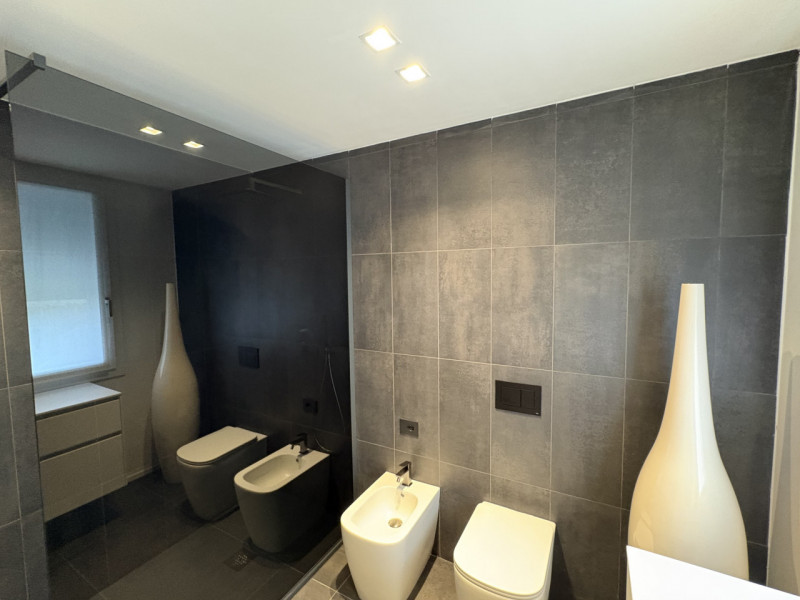 Proponiamo nel pieno centro di Stra un elegante attico al secondo piano, servito da ascensore, in...