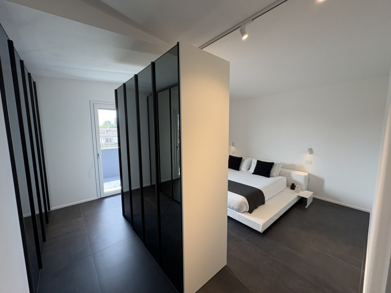 Proponiamo nel pieno centro di Stra un elegante attico al secondo piano, servito da ascensore, in...