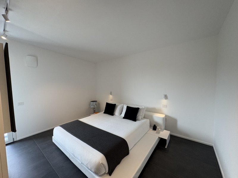 Proponiamo nel pieno centro di Stra un elegante attico al secondo piano, servito da ascensore, in...