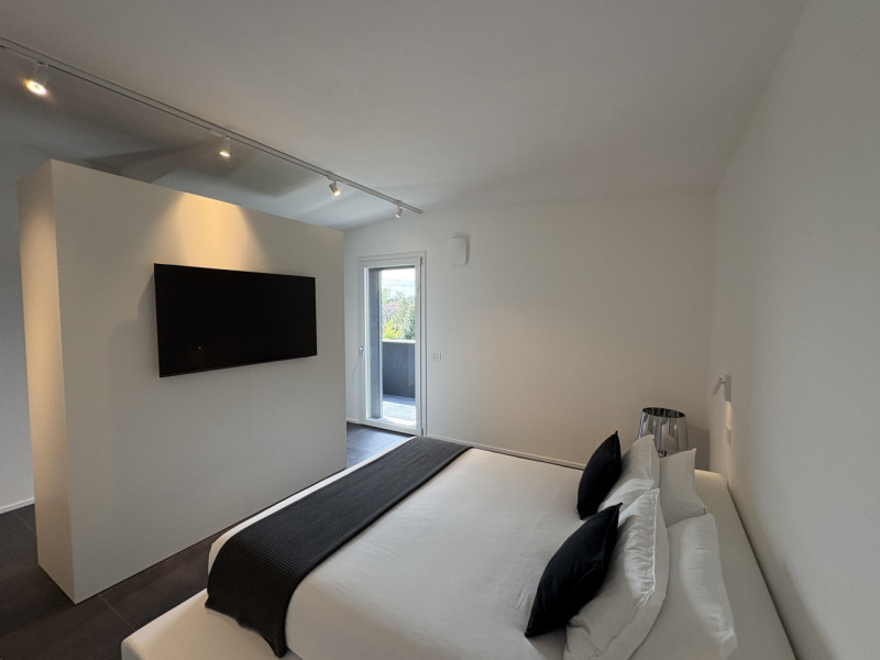 Proponiamo nel pieno centro di Stra un elegante attico al secondo piano, servito da ascensore, in...